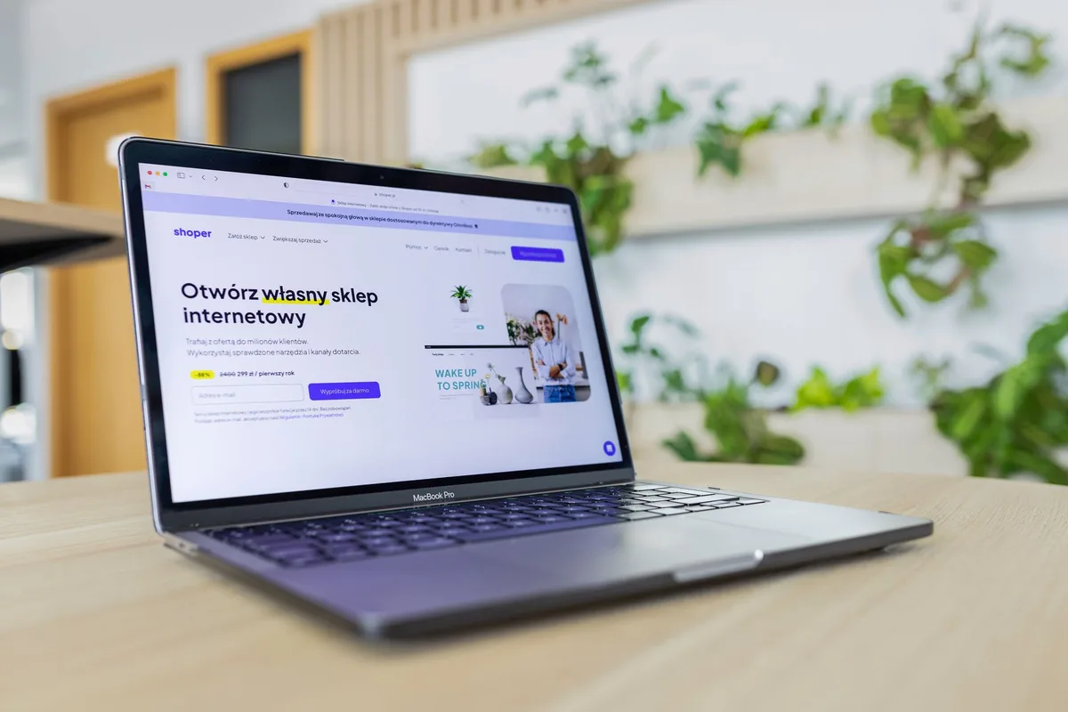 Email marketing automation dashboard showing ecommerce sequences and subscriber growth analytics for Malaysian online store