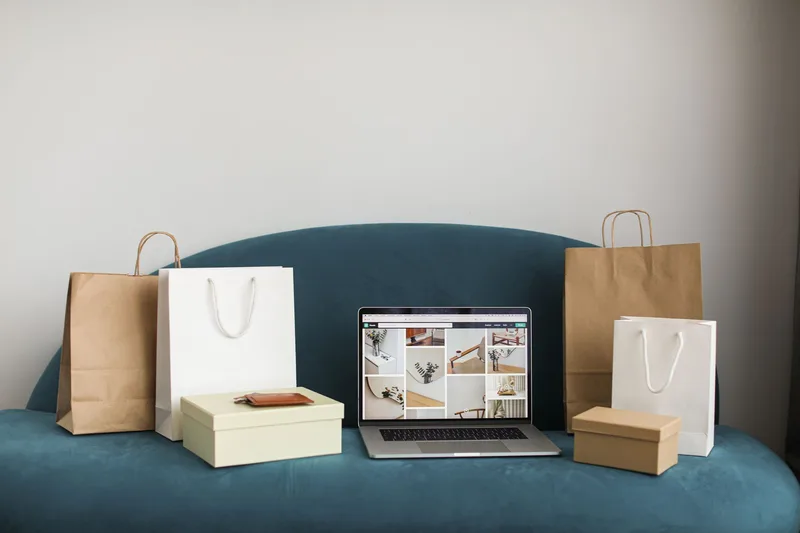 Google Shopping campaign settings screen with UAE location targeting selected, AED daily budget set to 150, and Standard Shopping campaign type chosen